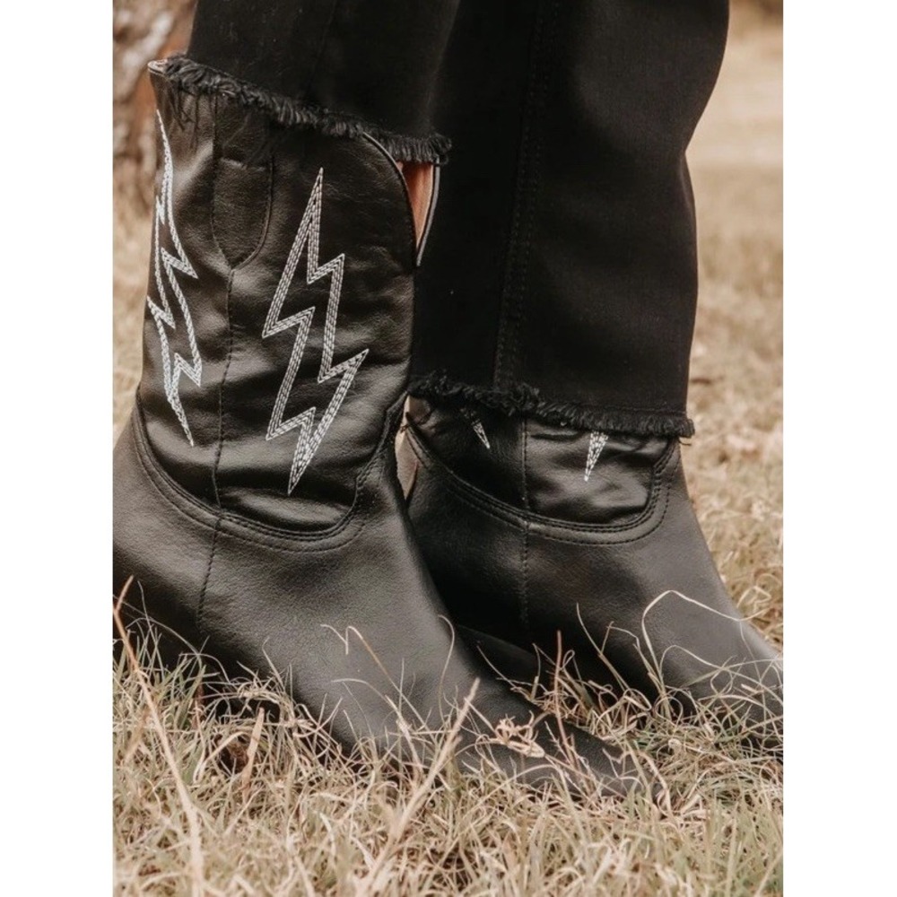 Oasis Society Black Cowboy Boots‎ Embroidered Pointed Toe Stitching New Size 9